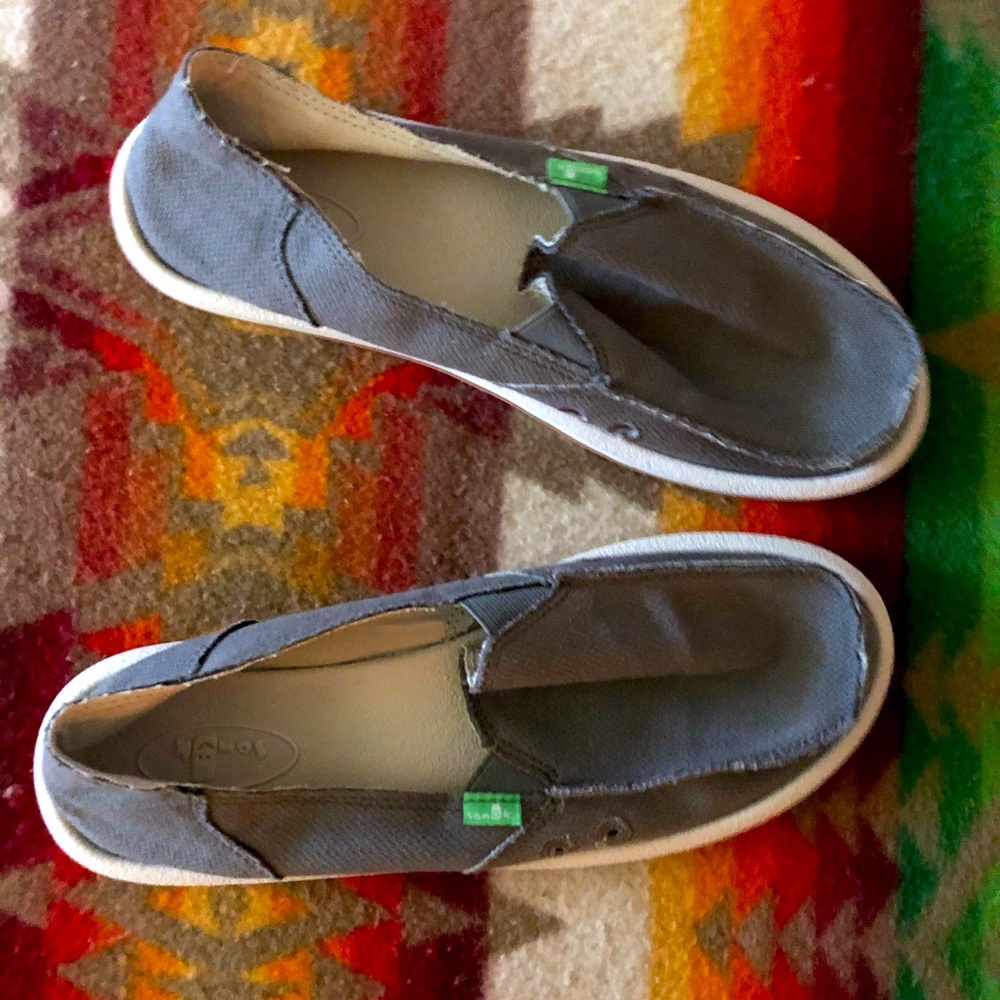 New Sanuk shoes, smoke free home.